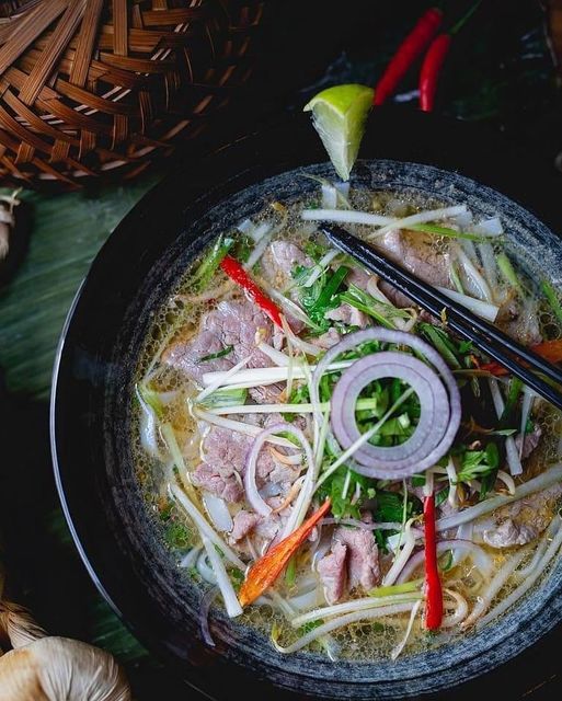 Pho ist ein traditionelles vietnamesisches Nudelgericht